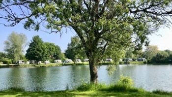 Camping mit Blick auf einen See dank dem SVR Niederlande