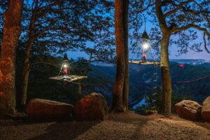 Nachts zelten im Baum
