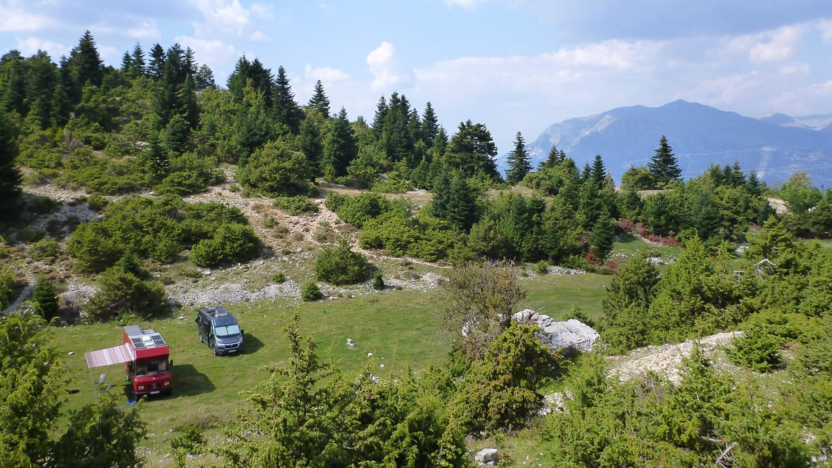 Wildcampen und Freistehen in Griechenland: Regeln, Strafen und Tipps (2026) 9 Es muss nicht immer Wildacmping in Griechenland sein. Ein schoener Stellplatz im Tzoumerka Gebirge