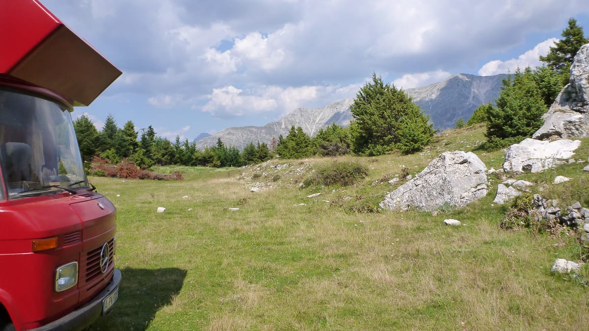 Wildcampen und Freistehen in Griechenland: Regeln, Strafen und Tipps (2026) 2 Wildcamping in Griechenland mit Blick auf die Berge
