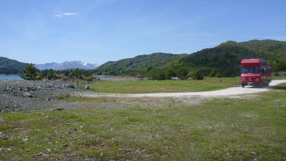 Wildcampen und Freistehen in Griechenland: Regeln, Strafen und Tipps (2026) 3 Wildcamping in Griechenland mit einem Wohnmobil in der Natur