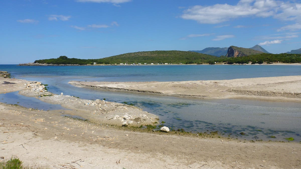 Wildcampen und Freistehen in Griechenland: Regeln, Strafen und Tipps (2026) 8 Wildcamping in Griechenland am Meer ist selten machbar