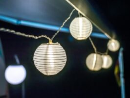 Akkulampen fuer Outdoor und Indoor an einer Kette