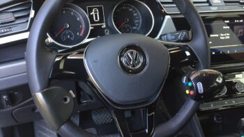Sonderausstattung am Lenkrad fuer das Fahrschulauto fuer Menschen mit Handicap