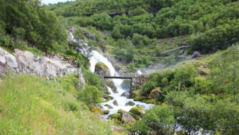 Beeindruckender Wasserfall auf der Wanderung zum Briksdalsbreen in Norwegen