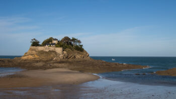 Eine kleine Insel an der Nordkueste der Bretagne in Frankreich