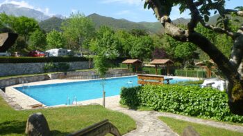 Ein Pool fuer Gaeste beim Camping in Spanien