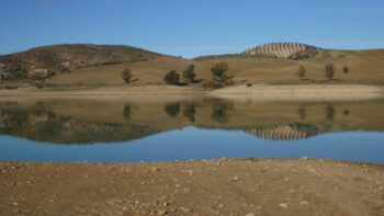 Camping in Spanien mit Blick auf das Wasser