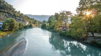 Wildcamping in Europa mit Blick auf einen Fluss in Albanien