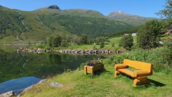 Blick auf eine Bank beim Wildcamping in Europas Norden