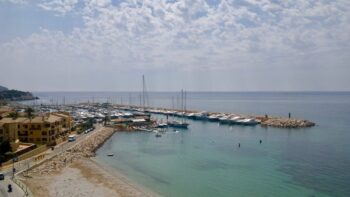Blick auf einen Hafen in Spanien ist beim Wildcamping in Europa selten erlaubt