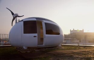 Die Ecocapsule vor dem Bratsislava Castle