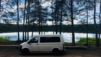 Ein VW Bus beim Wildcamping in Europa in einem baltischen Land