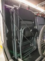 Idee: Campingmöbel an Airlineschienen verzurren