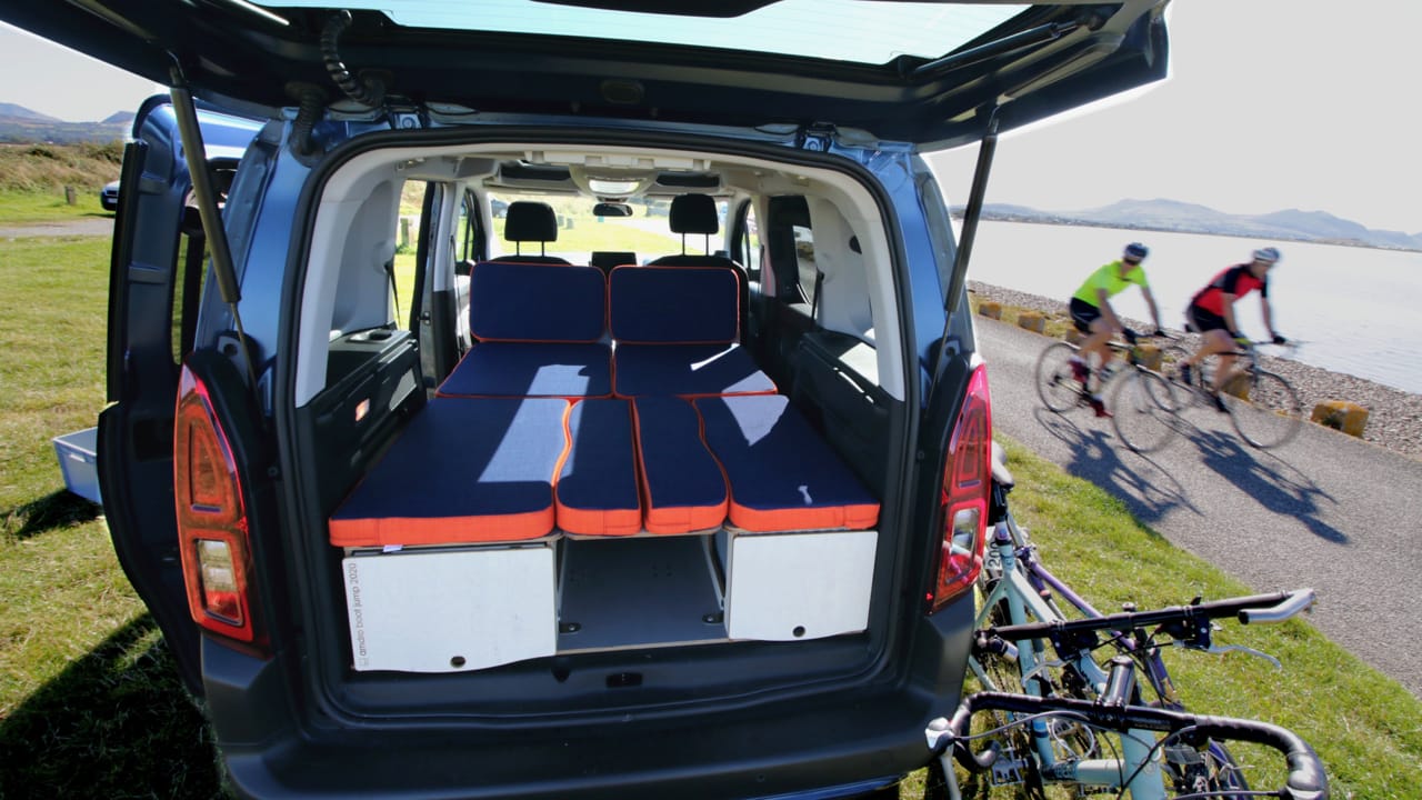 Ausgeklappte Campingbox Amdro