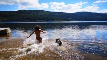 Wasserspass im Schluchsee nahe des Baumzelt Camps
