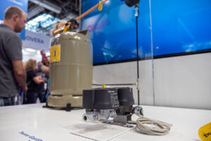 DuoControl von Truma und Gasflasche im Hintergrund