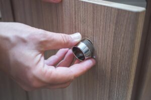 Druckschloss Wohnmobil Wohnwagen neues Pushlock einsetzen Ring festdruecken