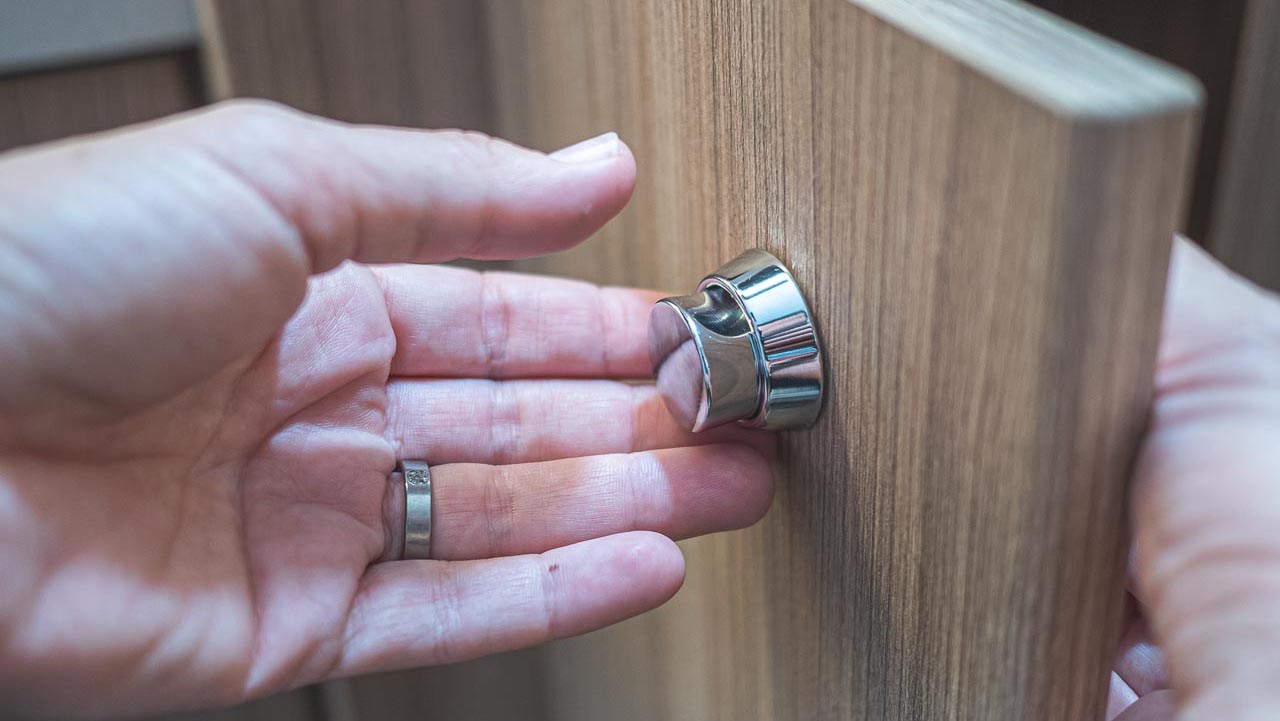 Tutorial: Defektes Push-Lock auswechseln – Möbelschlösser einbauen in wenigen Schritten