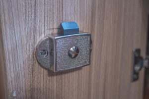 Moebelschloss Pushlock Falle montiert