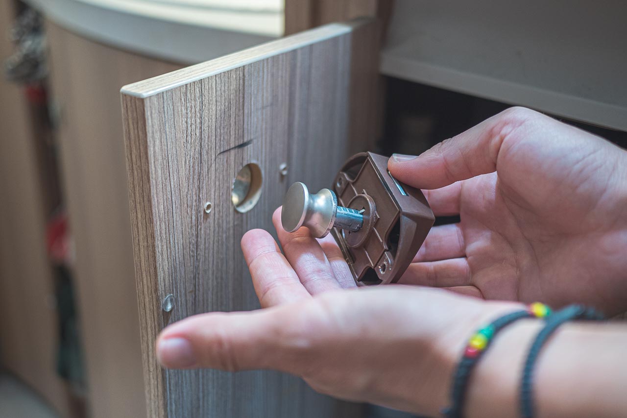 Reparaturen am Wohnmobil und Wohnwagen: Was du selbst erledigen kannst (und wovon du besser die Finger lässt) 8 Push lock Verriegelung kaputt wechseln
