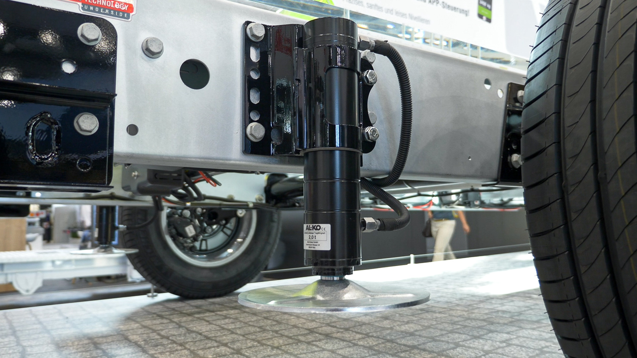 Hydraulisches Stützensystem HY4 von AlL-KO an einem Chassis ohne Aufbau