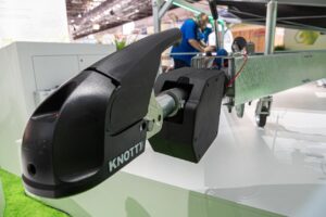 E-Mobilität im Reisemobil - Chancen, Ansätze, Herausforderungen 22 Blick auf die Anhängerkupplung am e.home Coco auf dem Messestand von Dethleffs
