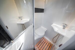 Dusche und WC im umgebauten Van