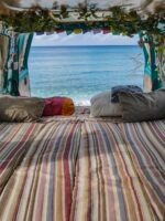 Umgebautes Bett im Camper