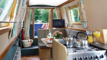 Die Lounge beim Camping in Wales auf einem Boot