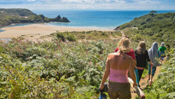 Wanderung zum Strand beim Camping in Wales