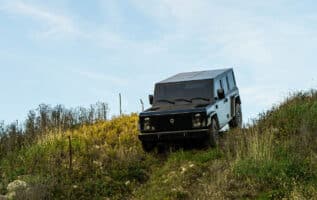Mit dem Elektro-Geländewagen offroad fahren