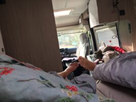 Schlafen im Camper beim Camping mit Handicap