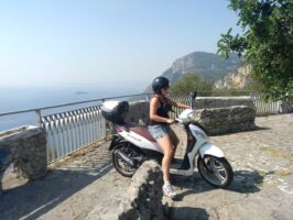 Roller an der Amalfiküste während Italienreise