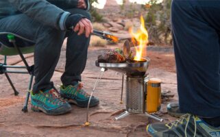 Der BioLite CampStove: Modernes Lagerfeuer – Handy aufladen, statt Hände wärmen 5 Mit dem BioLite Campingkocher auch grillen