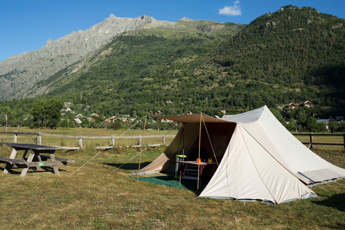 Huttopia Camping Vallouise Zelt auf dem Zeltplatz vom Campingplatz mit Blick auf die Berge