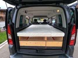 Bett im Berlingo nach Mini Camper Selbst Ausbau