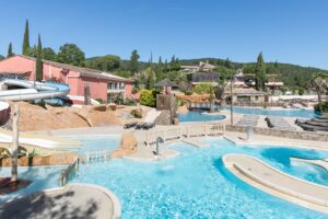 Castel Camping Domaine de la Bergerie Poolbereich vom Campingplatz
