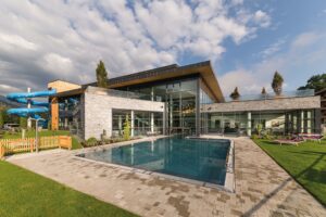 Sportcamping Woferlgut Pool vom Campingplatz mit Liegestuehlen in der Sonne