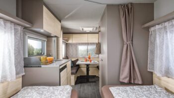 Blick ins Innere vom Wohnwagen ohne Gas CaraCito 470 EU