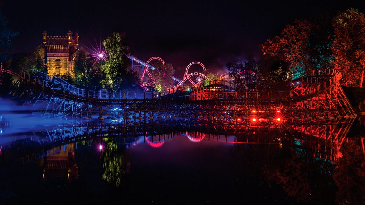 Camping an Freizeitparks: Vergnügen für die ganze Familie 57 Achterbahn bei Nacht in Efteling einem Freizeitpark in Europa