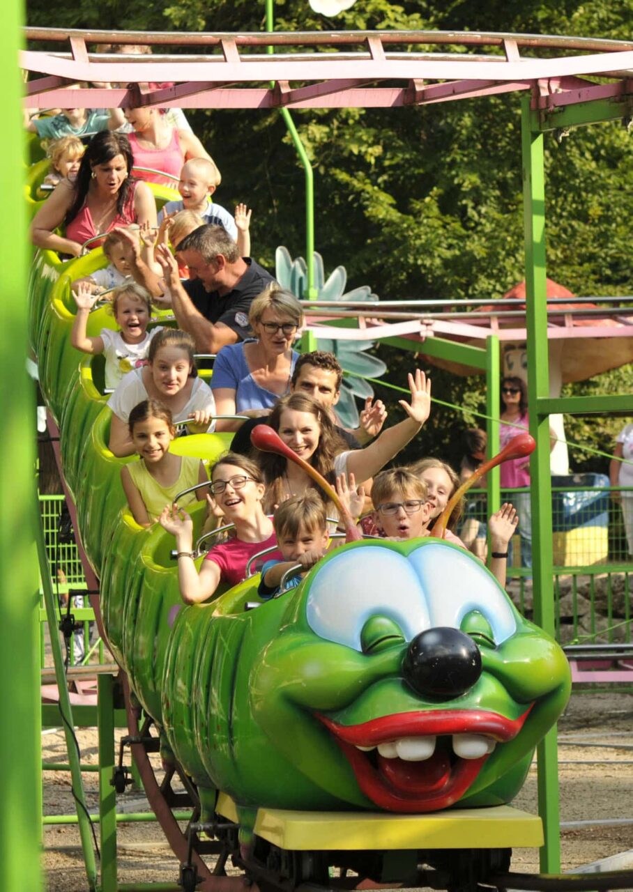 Camping an Freizeitparks: Vergnügen für die ganze Familie 42 kinderbahnraupe plohn Freizeitpark Camping