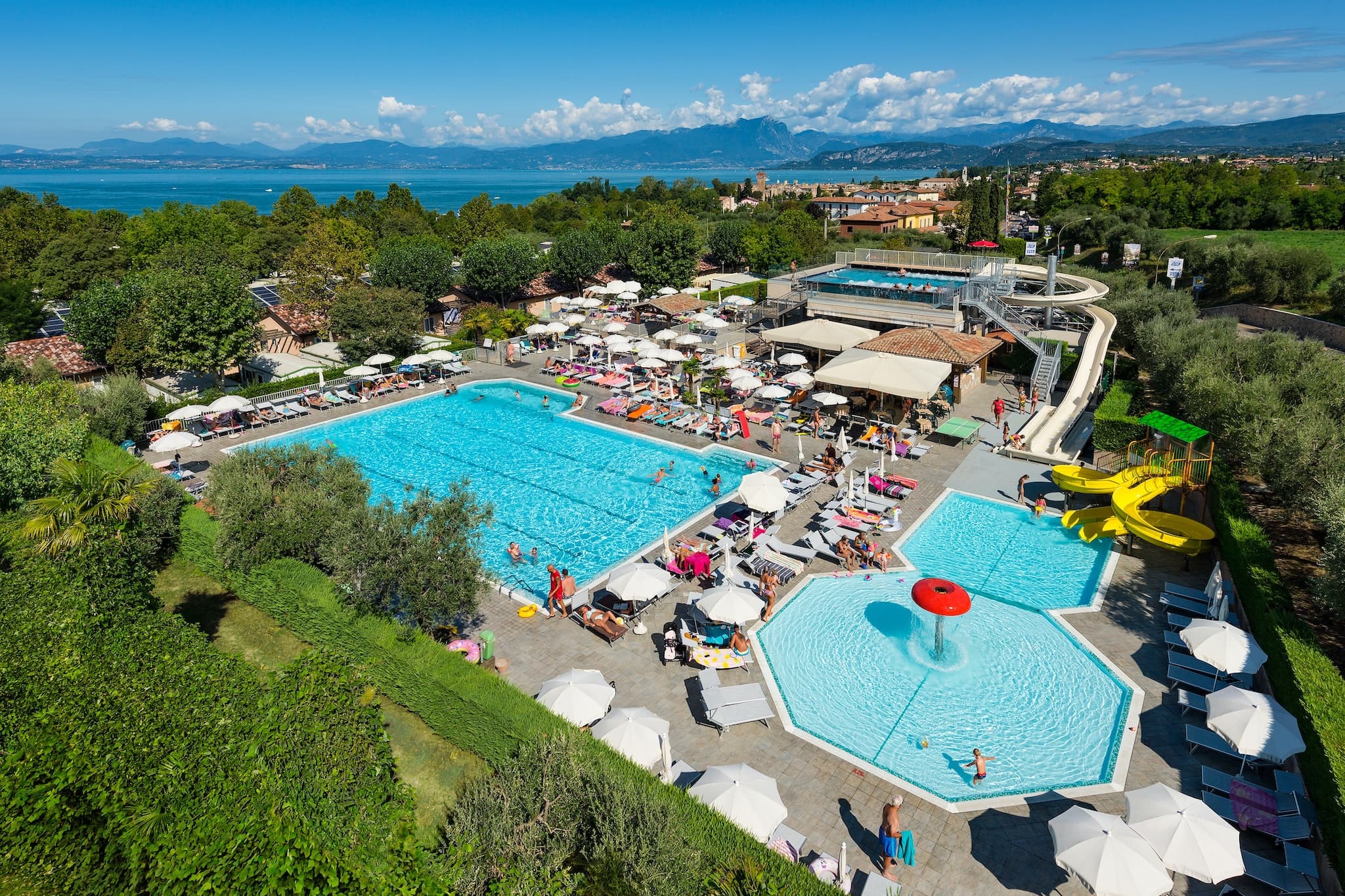 Camping Du Parc Campingplatz aus der Vogelperspektive mit Pool Wasserrutsche Liegestuehlen und Sonnenschirmen