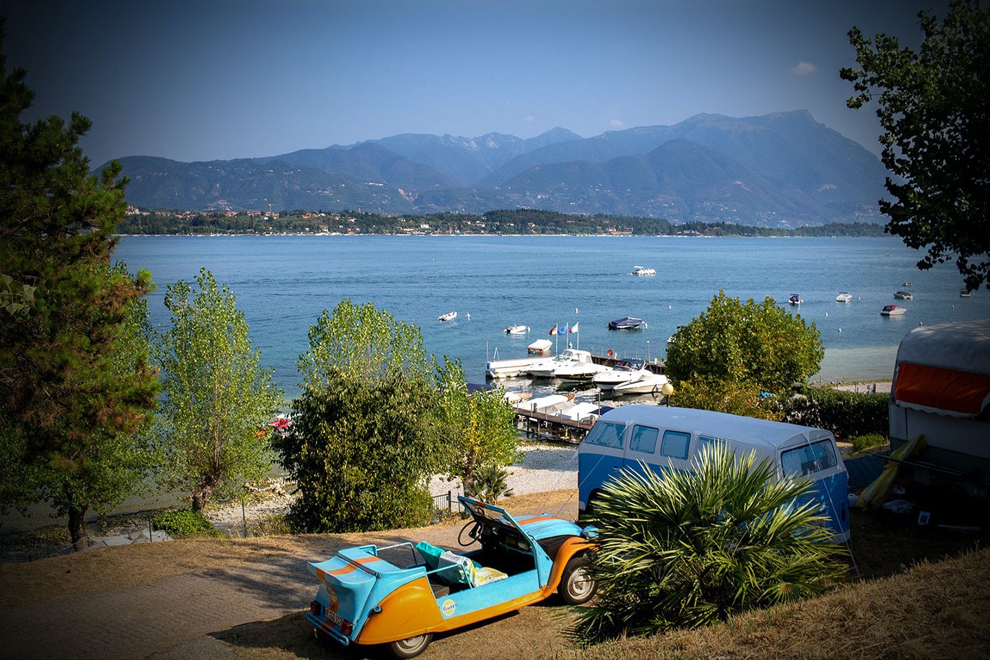 Camping La Rocca Stellplaetze mit Blick auf den Gardasee