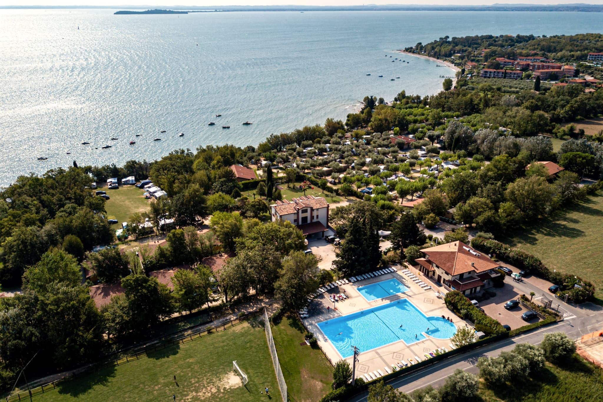 Camping Zocco Vogelperspektive auf das Campingplatzgelaende mit Poollandschaft und Fussballfeld a51cbd18 17cb 4449 8541 08c895b9bca2