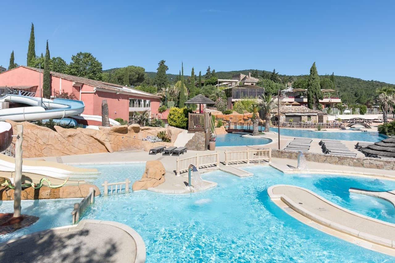 Castel Camping Domaine de la Bergerie Poolbereich vom Campingplatz ©PiNCAMP