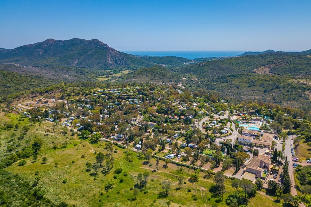 Esterel Caravaning Luftaufnahme vom Campingplatz an der Cote d Azur ©PiNCAMP