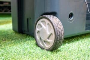 GreenAkku Kompressorkühlbox mit Lithium-Ionen-Akku und praktischen Rollen