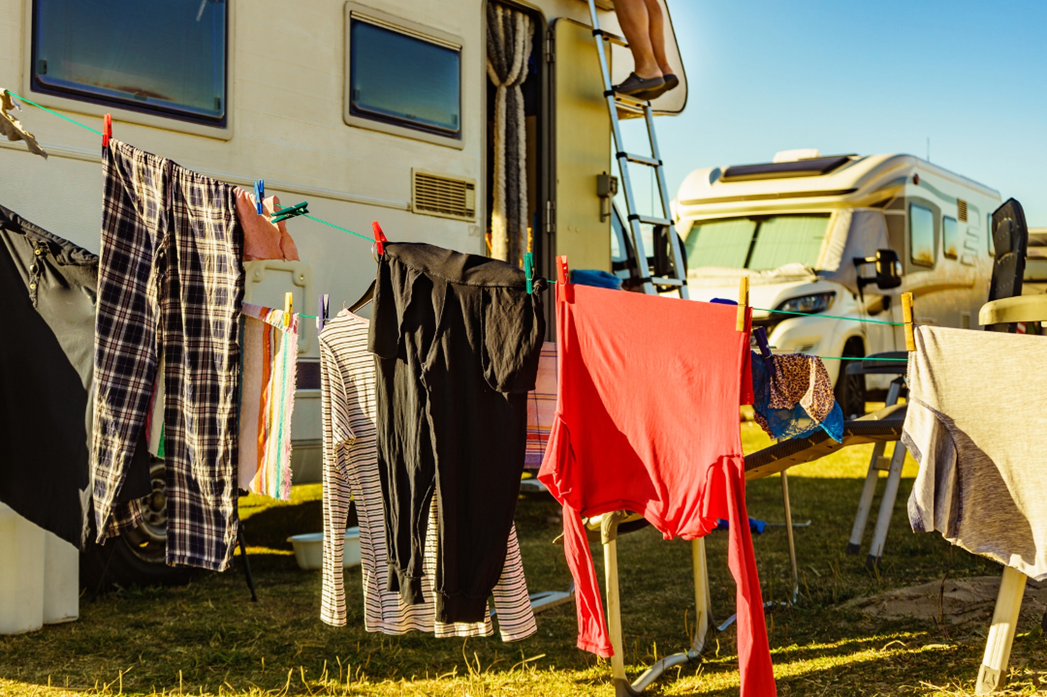 Camping Zubehör 2024 – Diese genialen Gadgets sind perfekt zum Wäschewaschen unterwegs