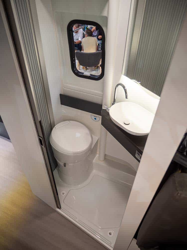Adria TWIN 600 (2023): innovativer Campervan mit elektrischem Hubbett und Panoramadach 15 Adria TWIN MAX 680 Bad